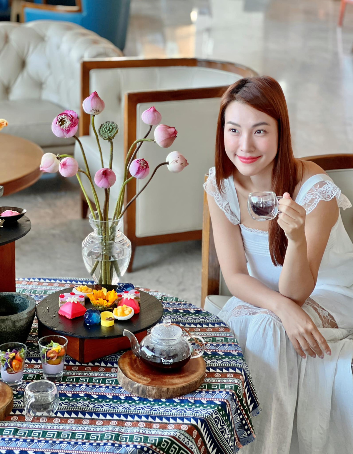 Á hậu Hoàng Oanh thưởng trà một mình. Ảnh: FB Vu Ngoc Hoang Oanh