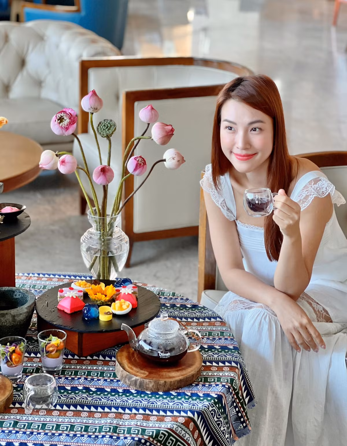 Á hậu Hoàng Oanh thưởng trà một mình. Ảnh: FB Vu Ngoc Hoang Oanh