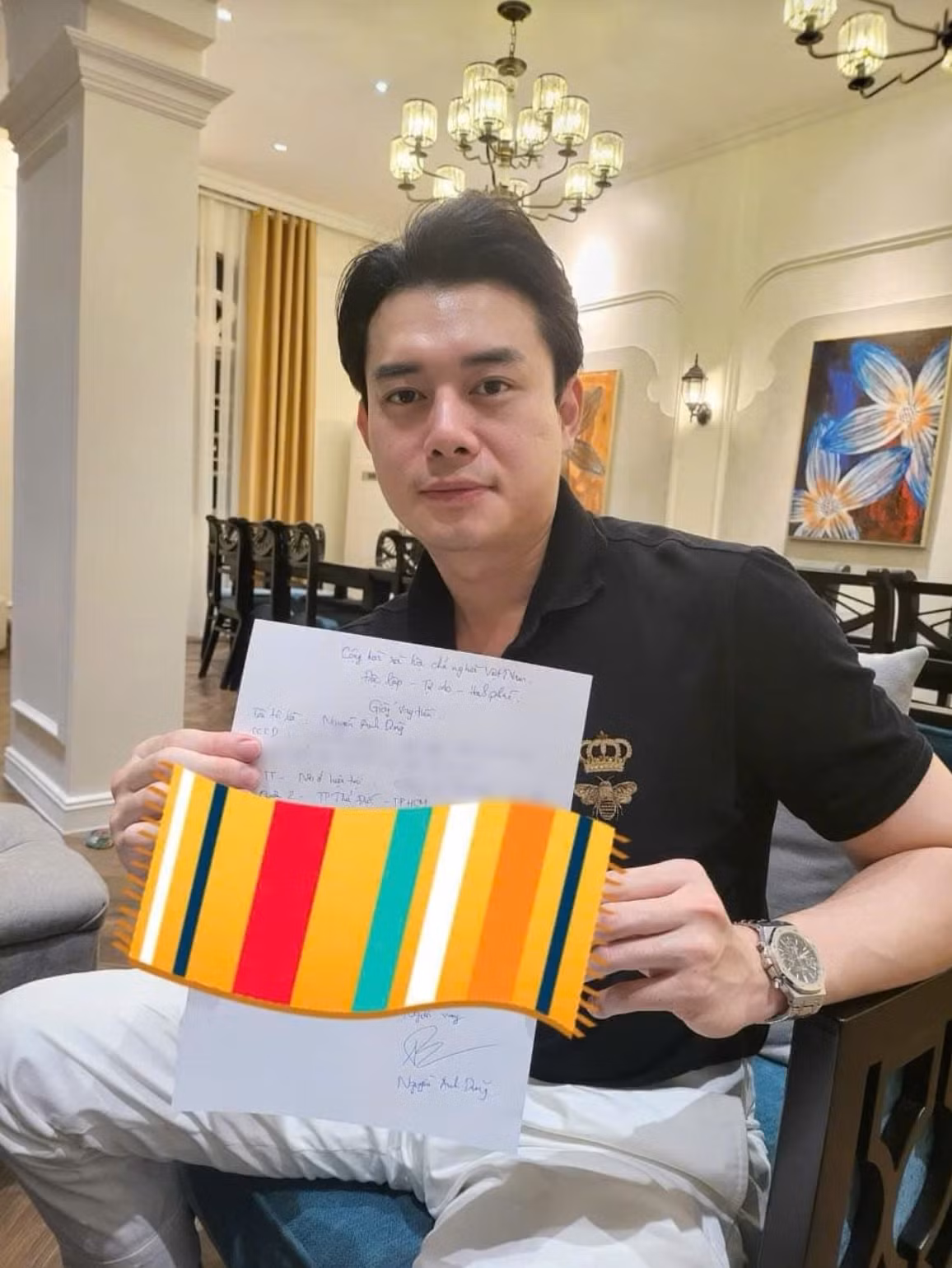 Gần đây nhất, nam diễn viên Anh Dũng cầm giấy vay tiền, chụp tại hai địa điểm khác nhau. Trong tờ giấy vay tiền có ghi rõ người vay tiền là Nguyễn Anh Dũng, thông tin cá nhân và chữ ký của nam diễn viên. Ảnh: Saostar