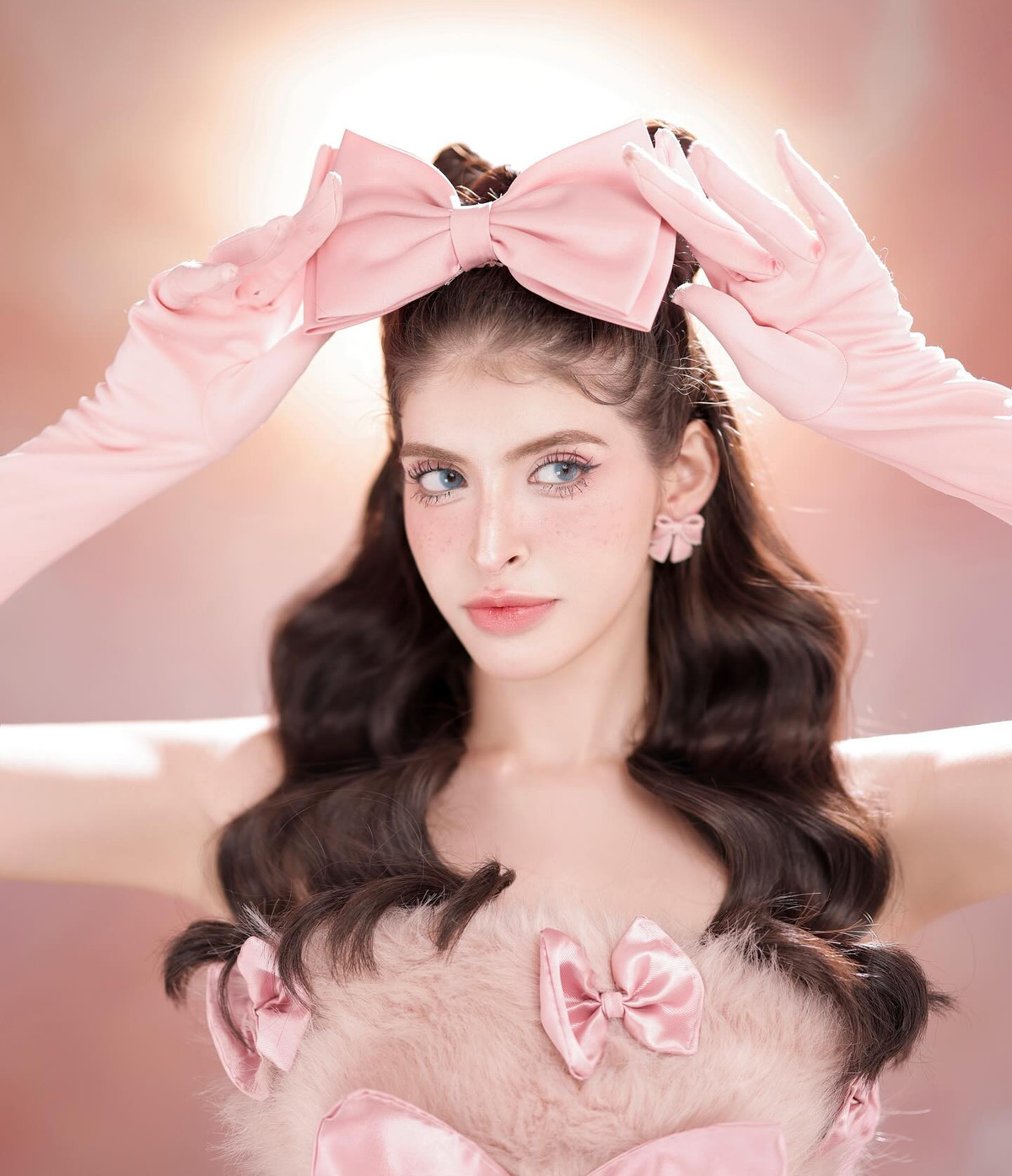 Người mẫu An Tây cũng lấn sân làm diễn viên, góp mặt diễn xuất trong một số bộ phim, đóng MV ca nhạc như: Hit: Hoàng tử và Lọ Lem, Để mai tính 2, Những ngọn nến trong đêm,... và gần đây nhất là Nhà trọ Balanha năm 2020. Ảnh: FB Andrea Aybar