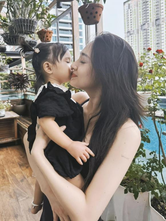 Bảo Anh nhập hội nghiện con: "Sống một đời có lãi, lãi nguyên chiếc em bé tình cảm xỉu lên xỉu xuống này của tôi".