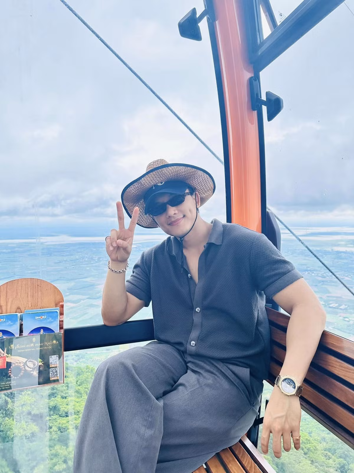 Diễn viên Mai Tài Phến đăng ảnh tươi tắn khi đi du lịch cùng cha mẹ.