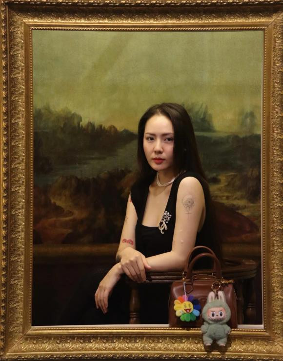 Phương Linh xinh đẹp như thiếu nữ trong tranh bước ra.