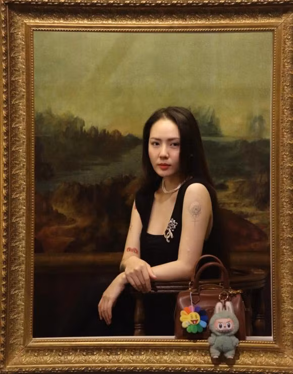 Phương Linh xinh đẹp như thiếu nữ trong tranh bước ra.