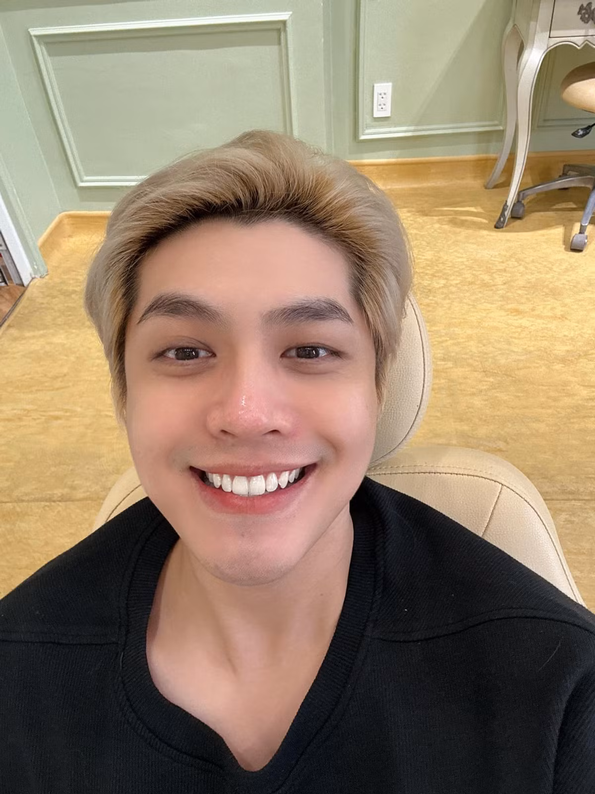 Ca sĩ Noo Phước Thịnh cười tươi.