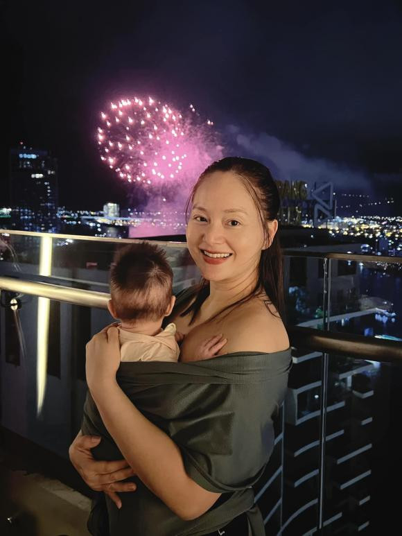 Lan Phương đưa con đi ngắm Lễ hội pháo hoa Đà Nẵng.