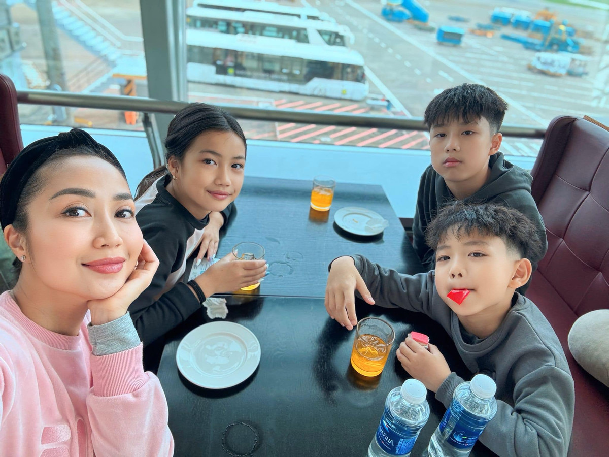 Ốc Thanh Vân cùng các con chào tạm biệt Sài Gòn. Ảnh: FB Ốc Thanh Vân