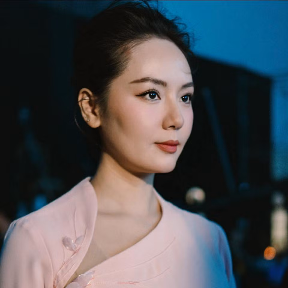 Bước ra từ cuộc thi, Phương Linh hợp tác cùng Hà Anh Tuấn cho ra mắt loạt ca khúc nổi tiếng như: Cơn mưa tình yêu, Ngày hát đôi, Thiên đường gọi tên, Qua đêm nay… Bên cạnh đó, nữ ca sĩ cũng ghi dấu ấn với các bài hát solo gồm: Cơn gió lạ, Quán cũ, Đêm tình yêu… Ảnh: FB Phương Linh Trần