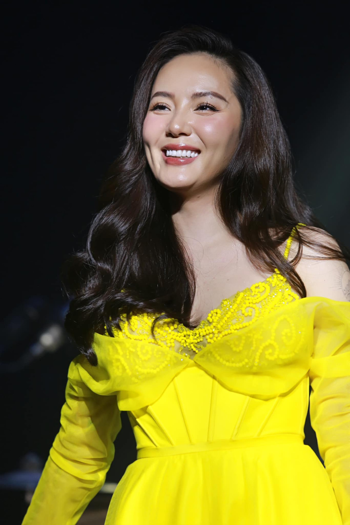 Nhờ đó mỗi lần lên sân khấu ngoài giọng hát hay, cô còn khiến khán giả mê mẩn bởi nhan sắc tươi trẻ. Ảnh: FB Phương Linh Trần