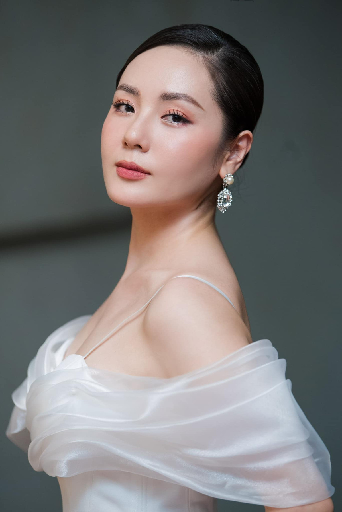 Làn da căng mướt, trẻ trung của Phương Linh là kết quả của quá trình chăm sóc da kiên trì và khoa học. Ảnh: FB Phương Linh Trần