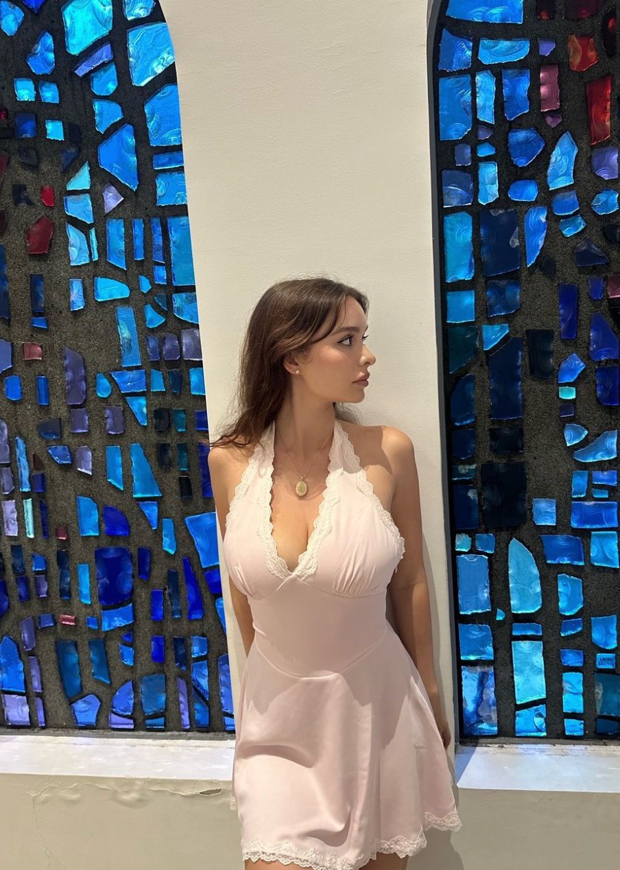 Sophie Mudd có phong cách thời trang táo bạo, cô thường mặc bikini, lộ vòng 1 "khủng". Ảnh: IG sophiemudd