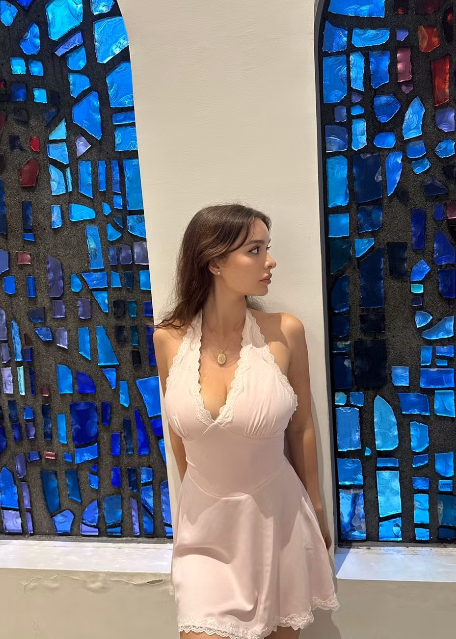 Sophie Mudd có phong cách thời trang táo bạo, cô thường mặc bikini, lộ vòng 1 "khủng". Ảnh: IG sophiemudd