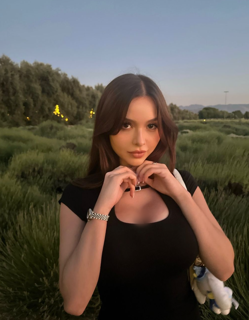 Sophie Mudd chọn những thiết kế gợi cảm trong chừng mực, tôn dáng đẹp. Ảnh: IG sophiemudd