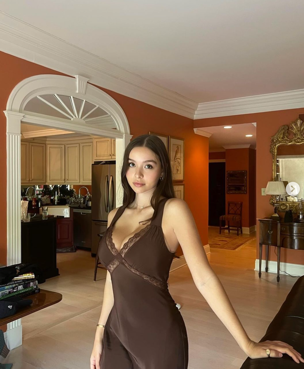 Chân dài xứ cờ hoa tạo dáng phô vòng 1 siêu nóng bỏng. Ảnh: IG sophiemudd