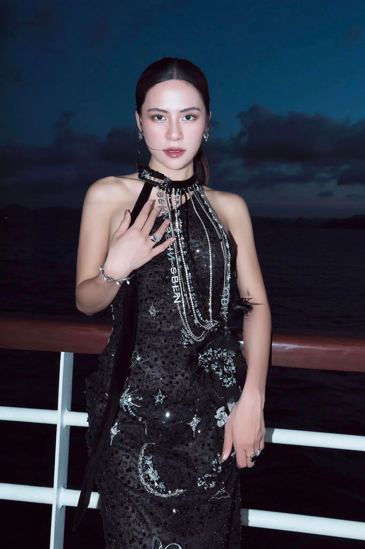 Trưa ngày 13/9, trên trang cá nhân, trợ lý của Hà Nhi có bài đăng chính thức lên tiếng về vụ việc. Theo đó, số tiền trợ lý ủng hộ không liên quan đến nữ ca sĩ, hình ảnh lan truyền về các bình luận giữa họ thực chất là cắt ghép từ một bài đăng không liên quan. Ảnh: FB Hà Nhi