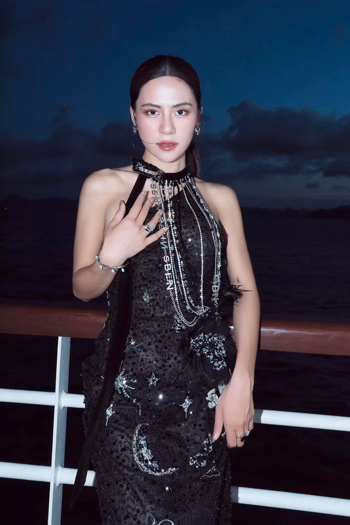 Trưa ngày 13/9, trên trang cá nhân, trợ lý của Hà Nhi có bài đăng chính thức lên tiếng về vụ việc. Theo đó, số tiền trợ lý ủng hộ không liên quan đến nữ ca sĩ, hình ảnh lan truyền về các bình luận giữa họ thực chất là cắt ghép từ một bài đăng không liên quan. Ảnh: FB Hà Nhi