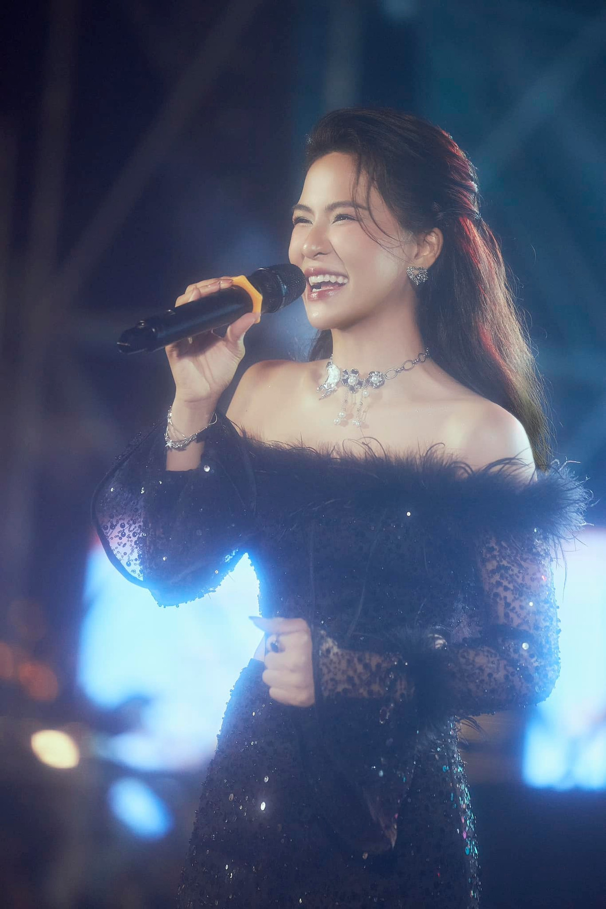 Cư dân mạng đã lên tiếng chỉ trích Hà Nhi. Nữ ca sĩ bị cho rằng chỉ ủng hộ 1.000 đồng nhưng “làm màu” lên thành 50 triệu đồng. Ảnh: FB Hà Nhi