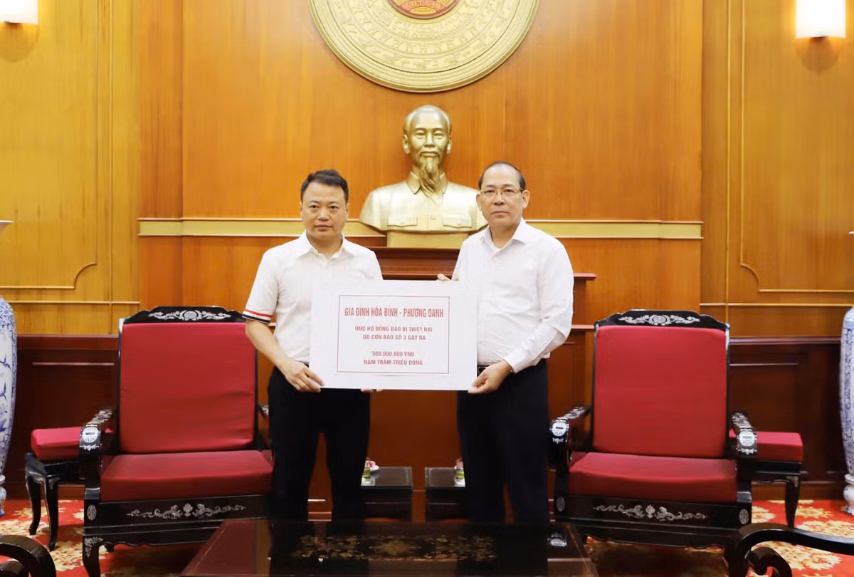 Trước phản ứng của dư luận, diễn viên Phương Oanh đáp trả, cô đăng tải hình ảnh Shark Bình đến trụ sở Ủy ban Trung ương Mặt trận Tổ quốc Việt Nam để trao số tiền tượng trưng bằng bảng ghi nhận đã ủng hộ trị giá 500 triệu đồng. Ảnh: FB Đỗ Phương Oanh