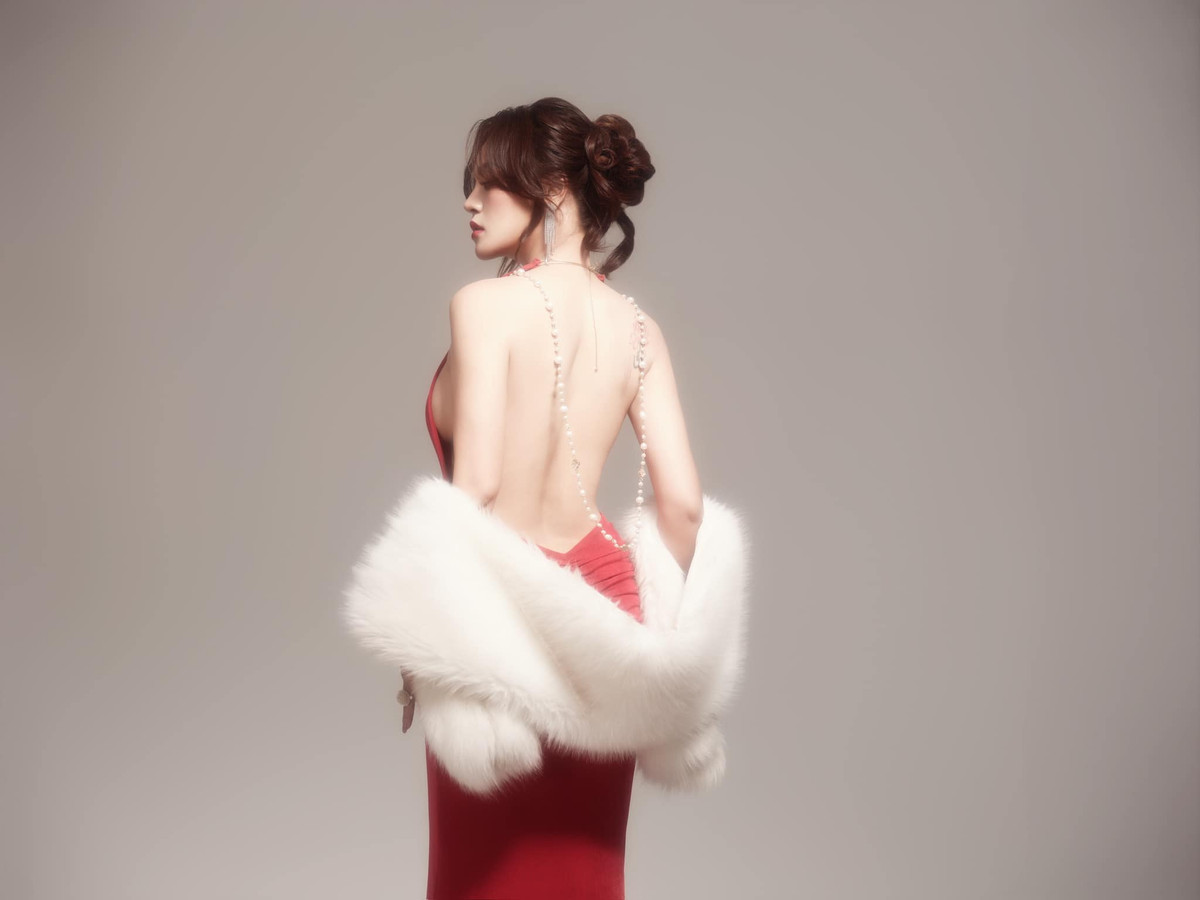 Diễn viên Thu Quỳnh tạo dáng gợi cảm, khoe lưng trần. Ảnh: FB Nguyễn Thu Quỳnh