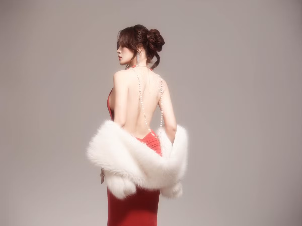 Diễn viên Thu Quỳnh tạo dáng gợi cảm, khoe lưng trần. Ảnh: FB Nguyễn Thu Quỳnh