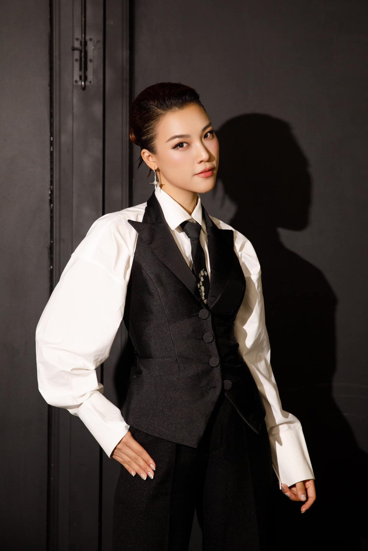 MC - Á hậu Hoàng Oanh với outfit nam tính tại Chị đẹp đạp gió Ảnh: FB Vu Ngoc Hoang Oanh