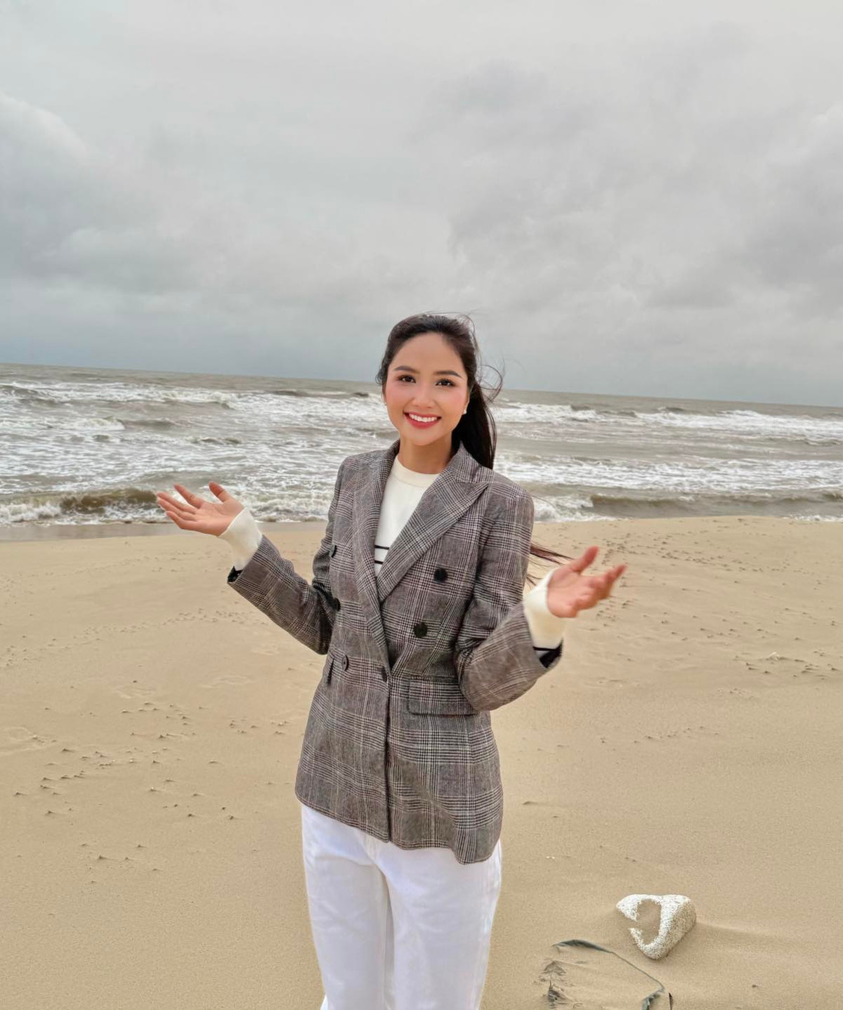 H'hen Niê trẻ trung và tràn đầy sức sống trong loạt ảnh ở biển. Ảnh: FB H'Hen Niê