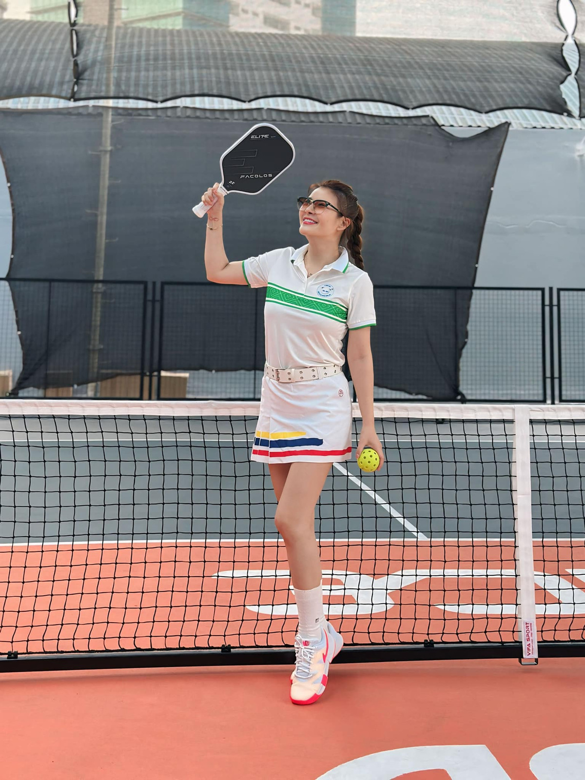 Dù đã bước sang tuổi 49, NSƯT Kim Oanh vẫn khiến công chúng trầm trồ với vóc dáng gợi cảm, làn da căng mịn và thần thái tươi trẻ. Ảnh: FB Oanh Đào