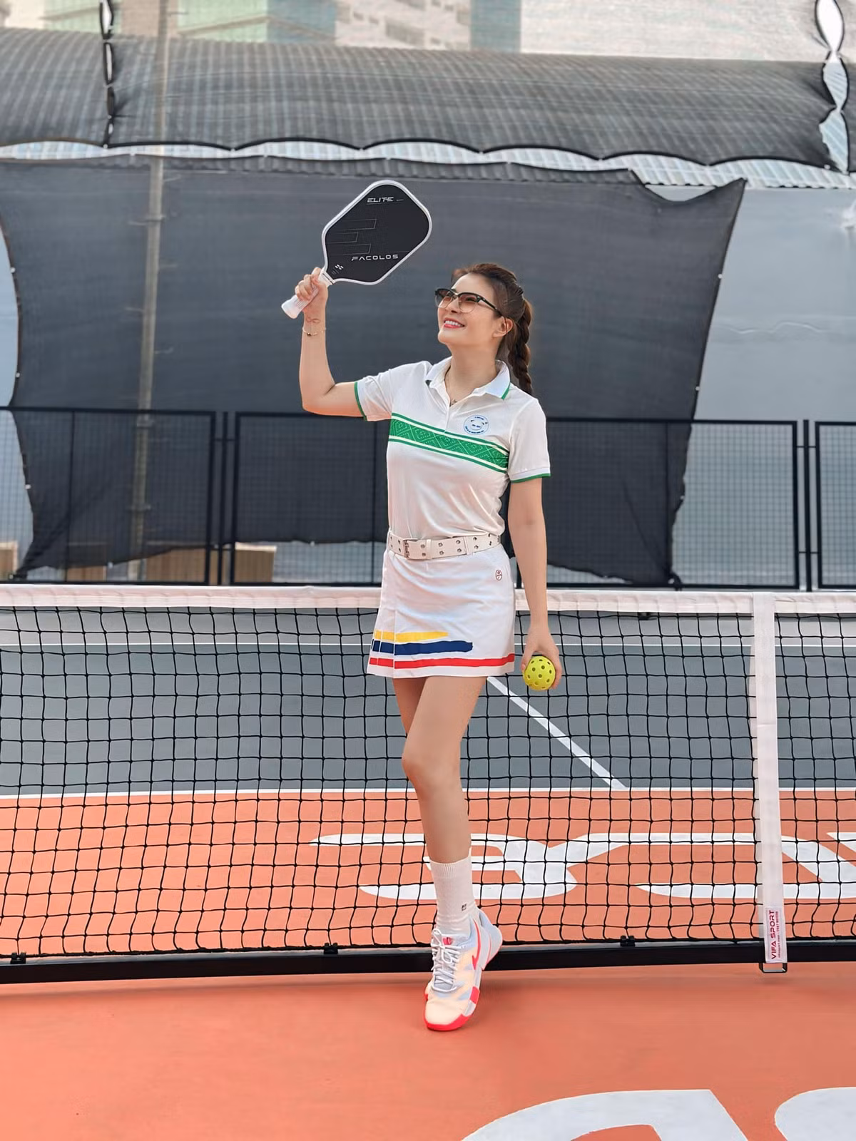 Dù đã bước sang tuổi 49, NSƯT Kim Oanh vẫn khiến công chúng trầm trồ với vóc dáng gợi cảm, làn da căng mịn và thần thái tươi trẻ. Ảnh: FB Oanh Đào