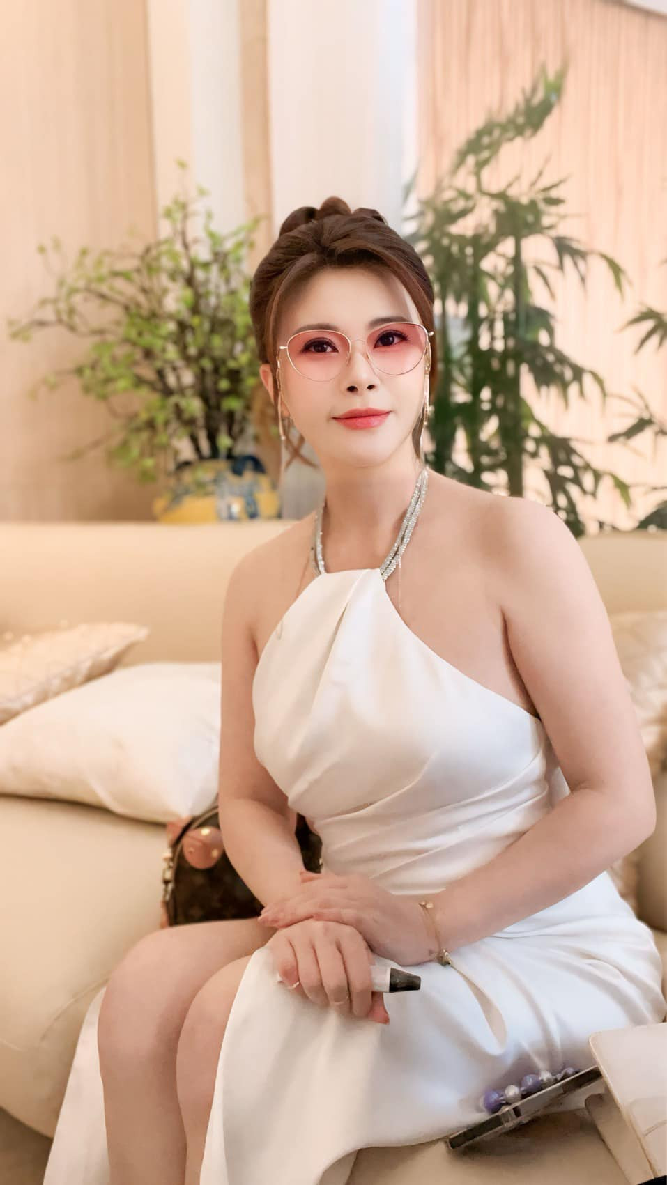 Phong cách thời trang cũng góp phần không nhỏ vào việc giúp Kim Oanh trẻ trung hơn tuổi. Ảnh: FB Oanh Đào