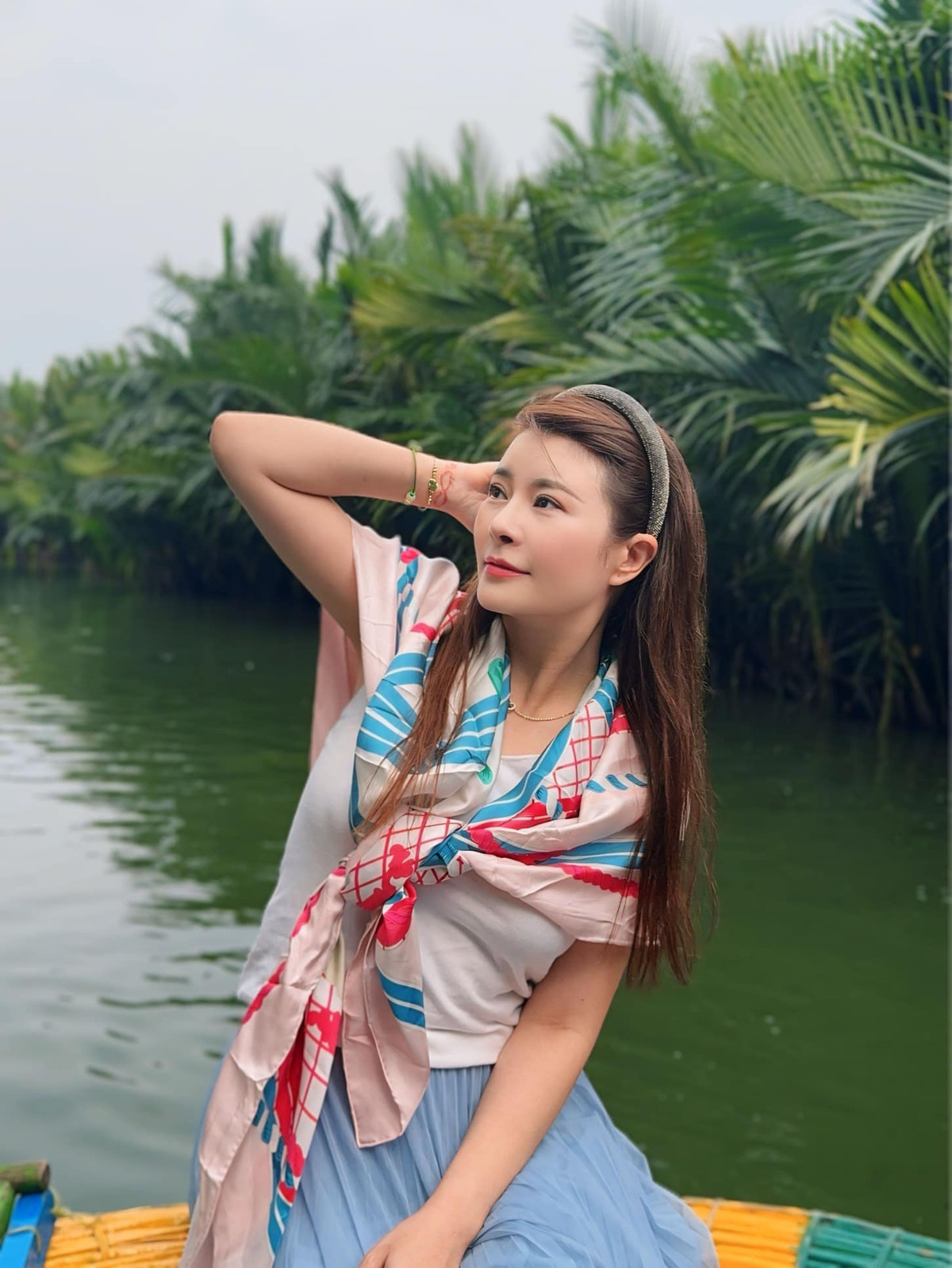 Nữ diễn viên thường chọn những bộ trang phục năng động, trẻ trung, phù hợp với lứa tuổi 20. Ảnh: FB Oanh Đào