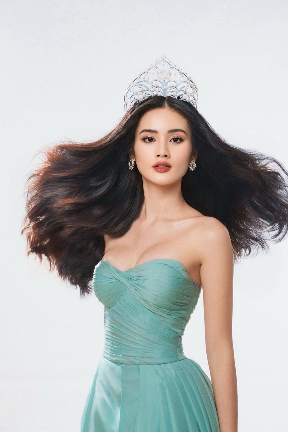 Thông tin Hoa hậu Huỳnh Trần Ý Nhi sắp về nước sau gần 1 năm du học tại Úc thu hút sự chú ý của các fan yêu sắc đẹp.