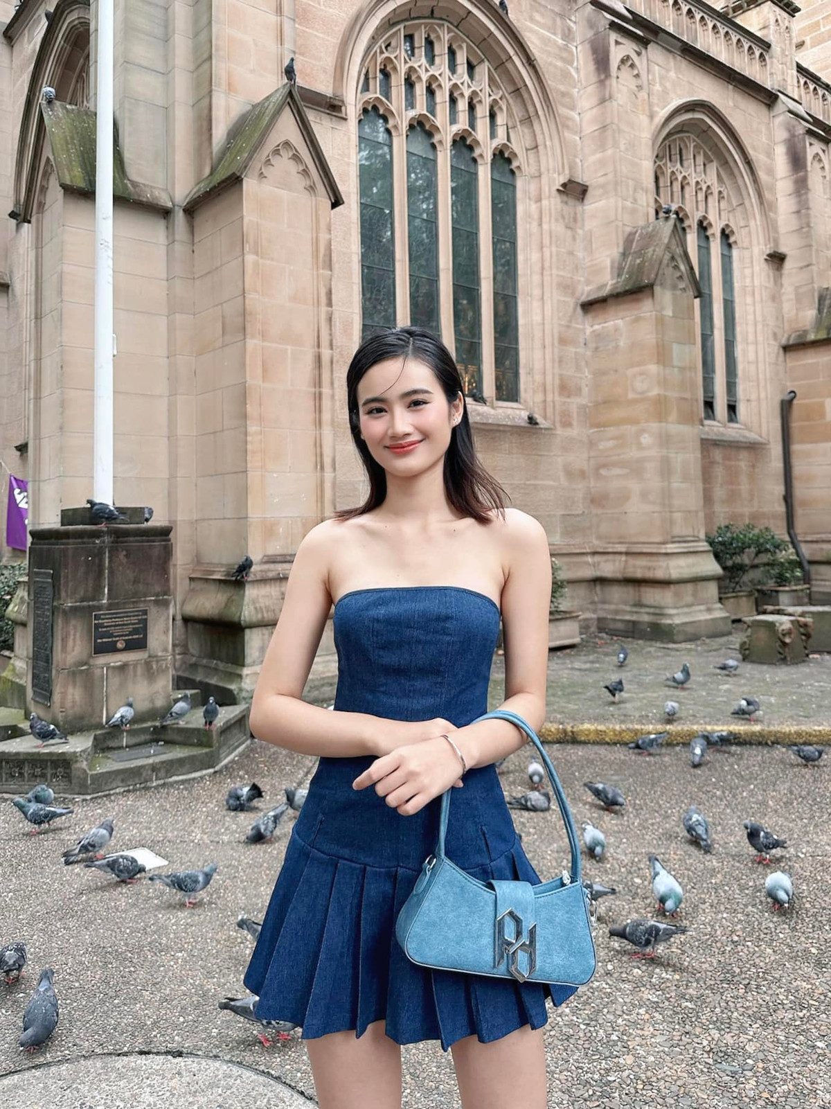Dù đã rời showbiz Việt nhiều tháng nay nhưng người đẹp quê Bình Định vẫn giữ được sức hút trên mạng xã hội.