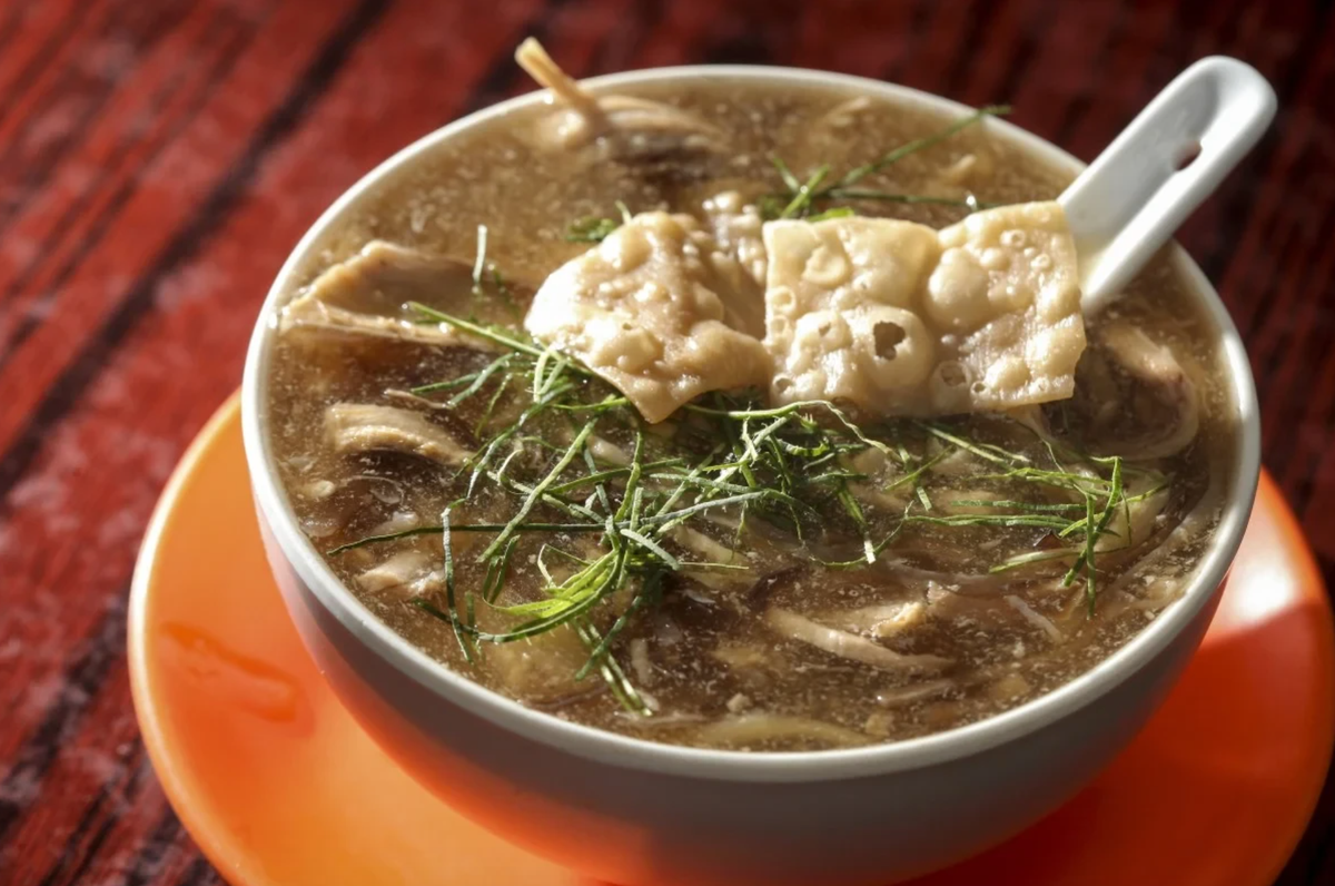 Để chế biến món súp rắn Trung Quốc này, đầu bếp phải có kinh nghiệm và kỹ thuật cao để loại bỏ hết độc tố của rắn. Ảnh: Goldthread