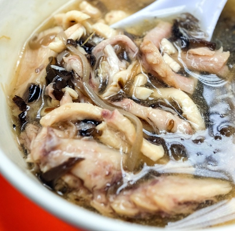 Vẻ ngoài của món ăn với những lát thịt rắn thái mỏng, xương rắn nhô ra có thể khiến nhiều người e ngại. Tuy nhiên, khi đã quen, nhiều người lại cảm thấy thích thú và nghiện món ăn này. Ảnh: TCT