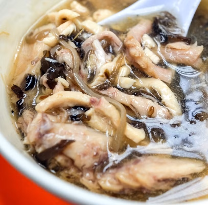 Vẻ ngoài của món ăn với những lát thịt rắn thái mỏng, xương rắn nhô ra có thể khiến nhiều người e ngại. Tuy nhiên, khi đã quen, nhiều người lại cảm thấy thích thú và nghiện món ăn này. Ảnh: TCT