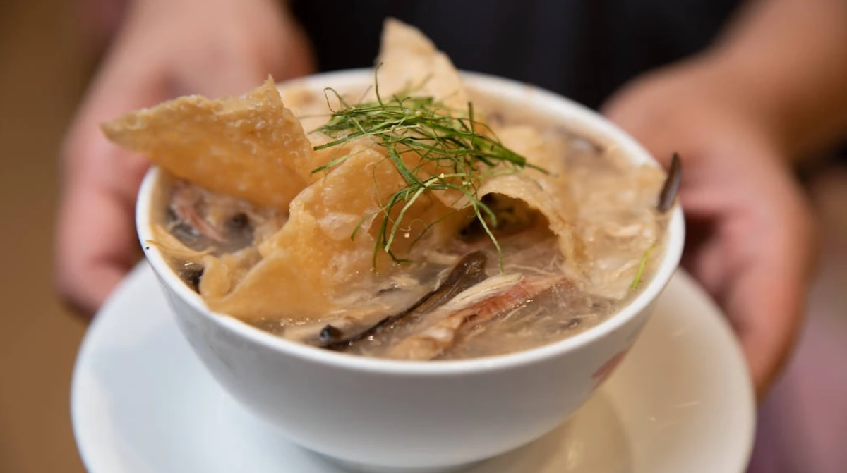 Trong tiếng Quảng Đông, súp rắn có tên là "se gang". Một bát súp rắn có chứa tới 5 loại thịt rắn khác nhau, gồm rắn hổ mang Trung Quốc, rắn cạp nia, rắn ráo, rắn sọc dưa và rắn lục mũi hếch. 2 loài đầu tiên có độc còn 3 loài còn lại không có. Ảnh: Time Out