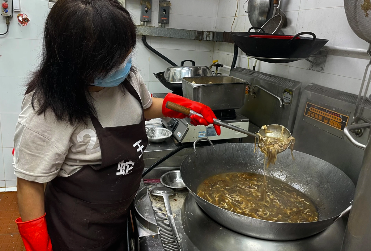 Món súp rắn truyền thống được làm từ hỗn hợp 2 loại súp. Đầu tiên là loại nước dùng cơ bản làm từ giăm bông, thịt gà, ninh trong 6 giờ. Loại súp còn lại gồm xương rắn, vỏ quýt phơi khô, cùi nhãn, chà là, mía, gừng - nấu trong 4 giờ. Ảnh: No Joe