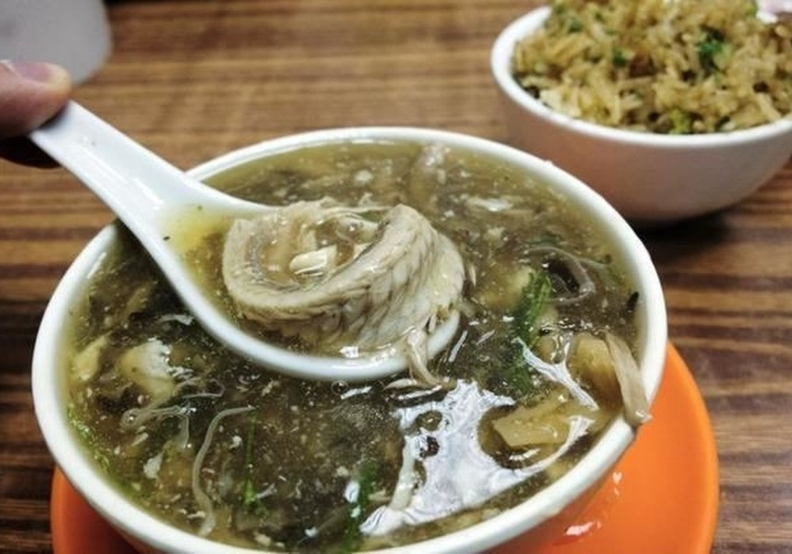 Nhiều người muốn thử một lần để trải nghiệm cảm giác mới lạ và tìm hiểu về văn hóa ẩm thực độc đáo của người Trung Quốc. Ảnh: TCT