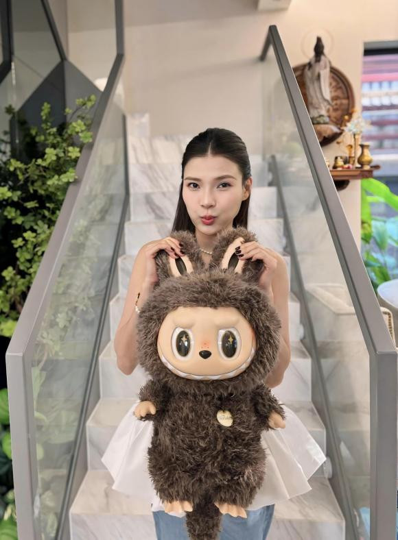 Thúy Diễm đăng tải loạt ảnh xinh đẹp rạng rỡ. Cô cũng khoe món quà xinh xắn được Lương Thế Thành dành tặng.