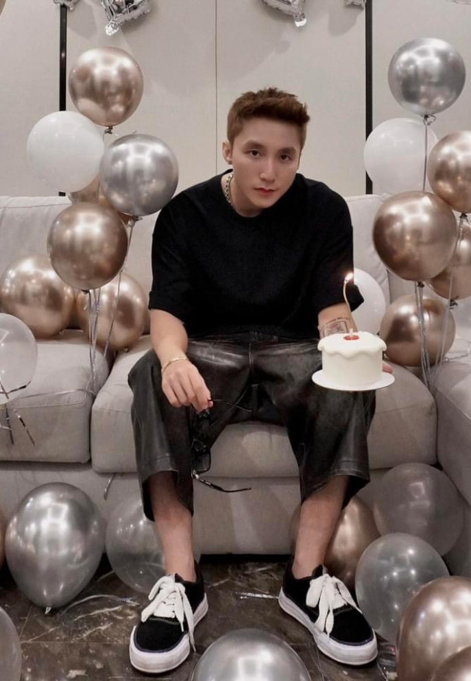 Sơn Tùng M-TP đón tuổi 30 bên người thân.