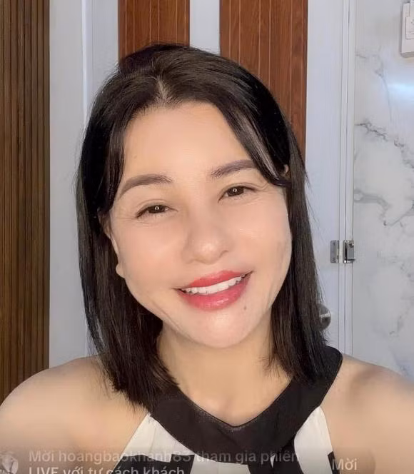 Cát Phượng tươi tắn lên sóng livestream.