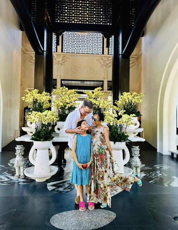 Đoan Trang hào hứng đoàn tụ chồng Tây và con gái.