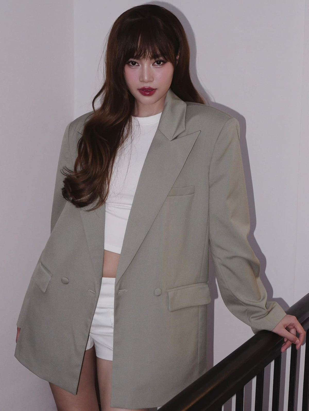 Ninh Dương Lan Ngọc đăng bộ ảnh mới đi kèm trạng thái: "Viết gì cho hay đây ta, cho Ngọc xin chiếc cap nhẹ với". Ảnh: FB Ninh Dương Lan Ngọc