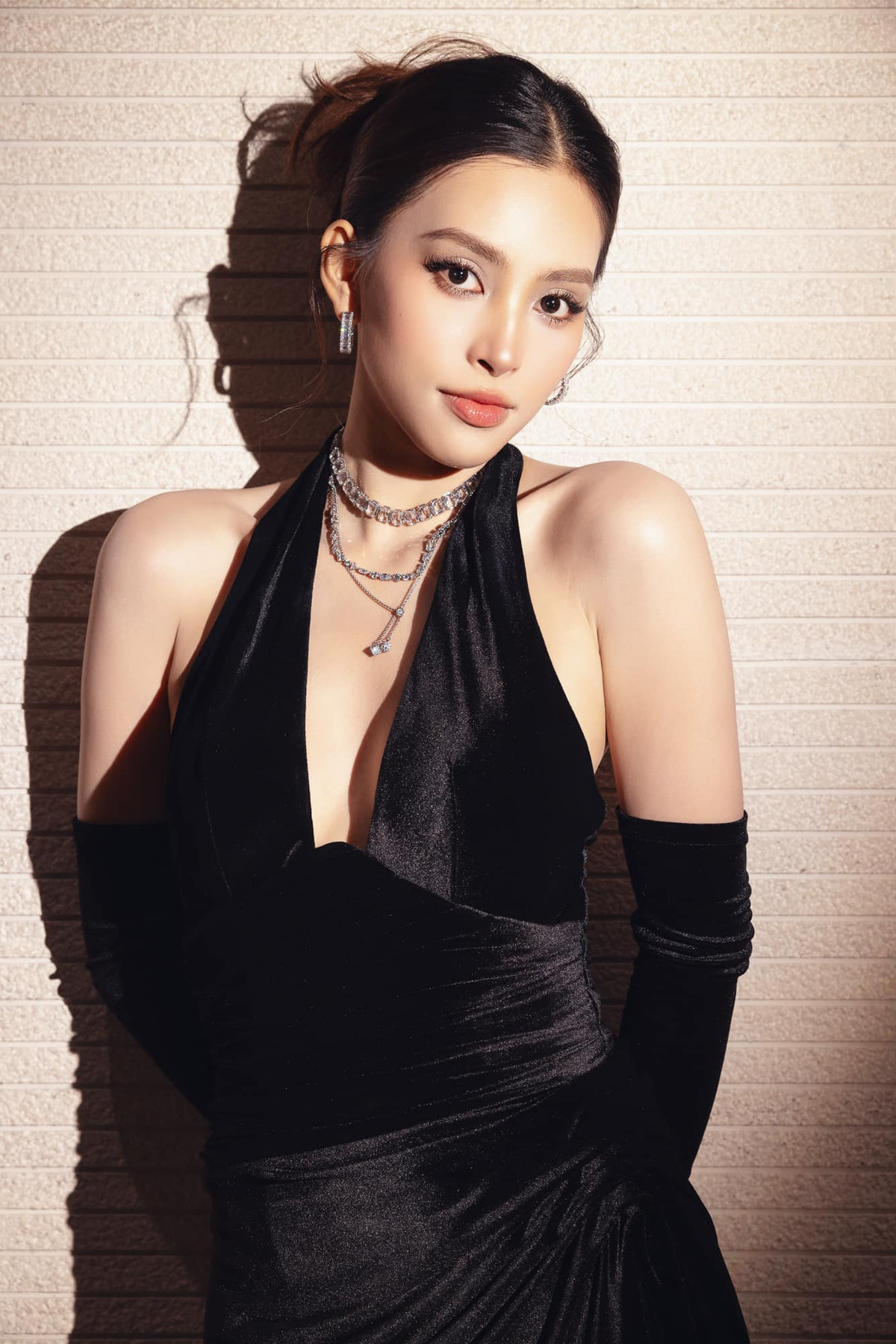 Hoa hậu Tiểu Vy khoe vai thon với đầm đen ôm sát. Ảnh: FB Trần Tiểu Vy