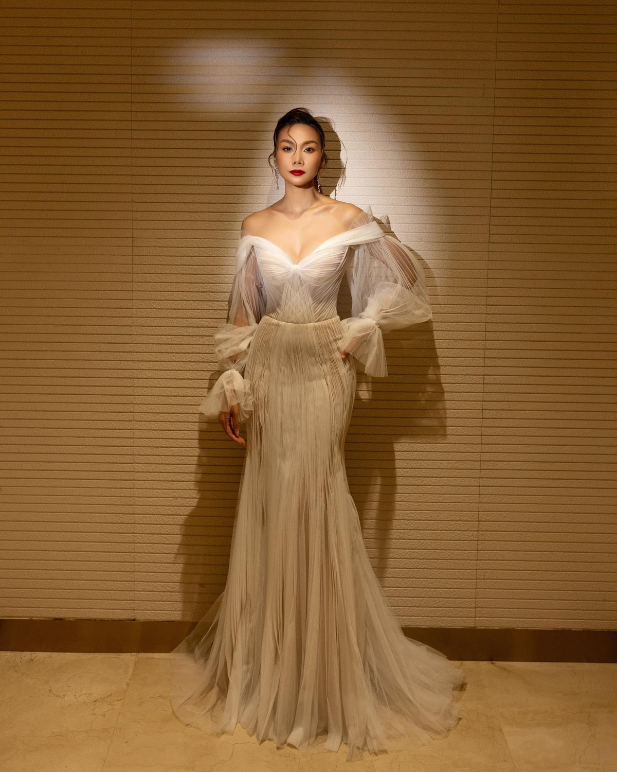 Thanh Hằng diện bộ đầm trễ vai dài quét đất tại sự kiện. Ảnh: FB Thanh Hằng