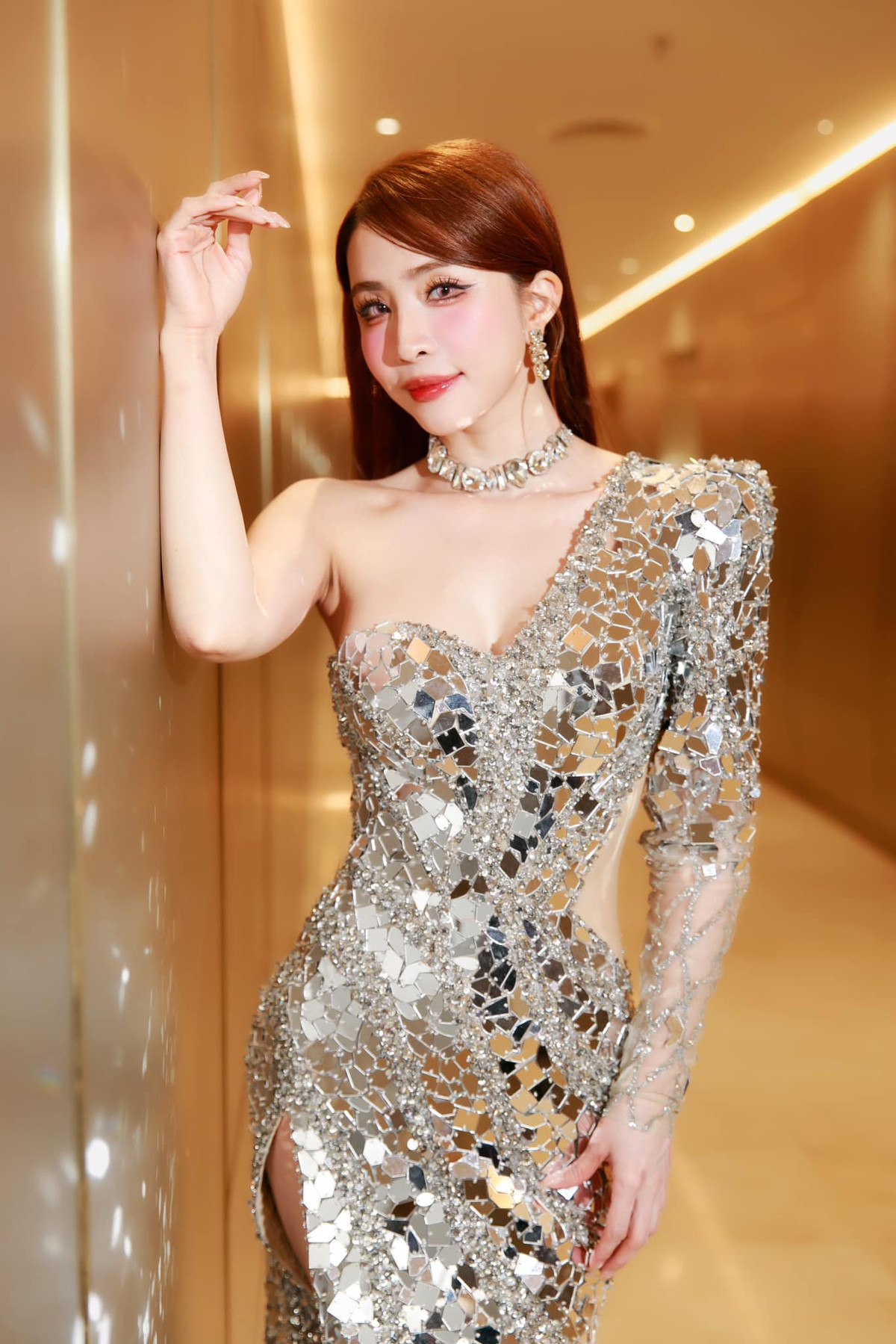 Diễn viên Quỳnh Nga khoe vóc dáng gợi cảm với váy ôm sát, đính đá lấp lánh. Ảnh: FB Phạm Quỳnh Nga