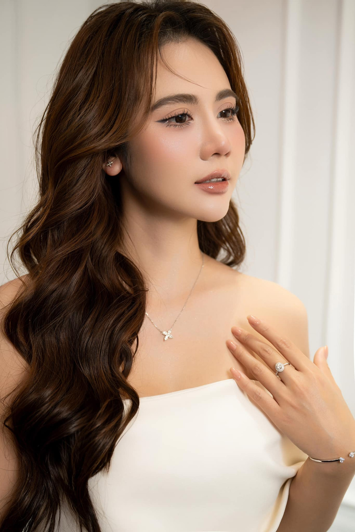 Diễn viên Huyền Lizzie xinh như nàng thơ với đầm cúp ngực trắng. Ảnh: FB Phan Minh Huyền