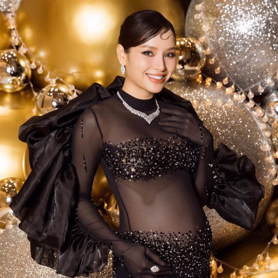 Phương Trinh Jolie khoe bụng bầu khi diện trang phục xuyên thấu. Ảnh: FB Phương Trinh Jolie