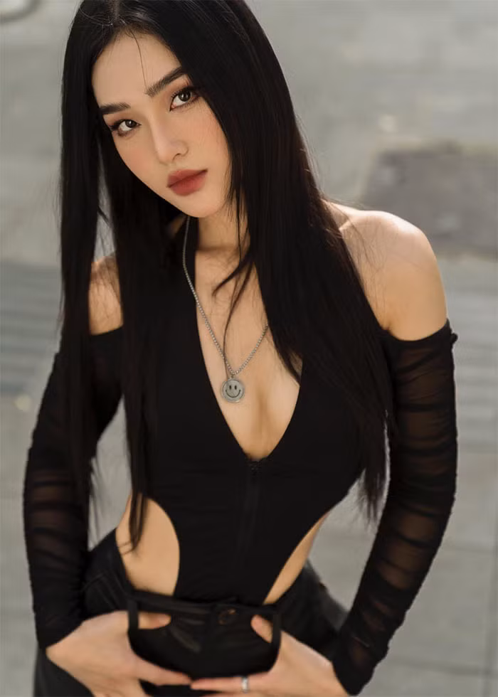 Cù Thị Trà là gương mặt diễn viên trẻ của VTV. Cô sinh năm 1999 từng theo học ngành Kế toán tại Đại học Kinh tế Quốc dân.