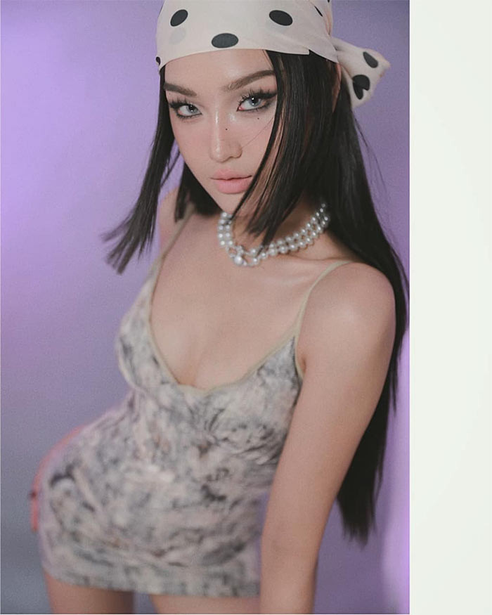 Nữ diễn viên 25 tuổi sở hữu số đo lý tưởng, chiều cao 1m66, nặng 47kg. Tự tin với body chuẩn nên cô luôn diện trang phục rất gợi cảm.